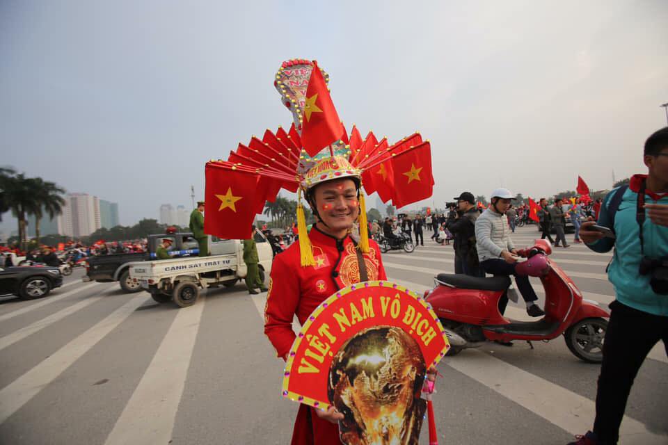 Trời rét như cắt, CĐV vẫn cởi trần, sơn kín người cổ vũ những chiến binh áo đỏ - 9