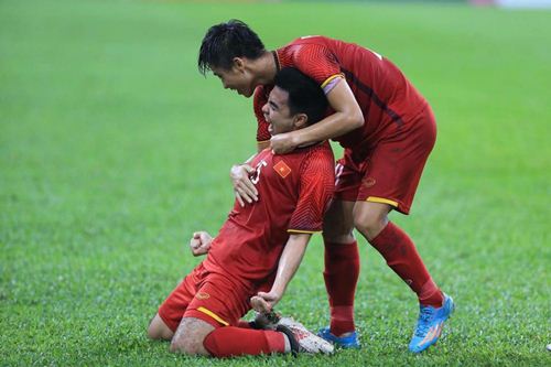 Anh Đức, Quang Hải, Công Phượng đi 1 đôi giày &#34;may mắn&#34; suốt mùa giải AFF Cup 2018 - 14