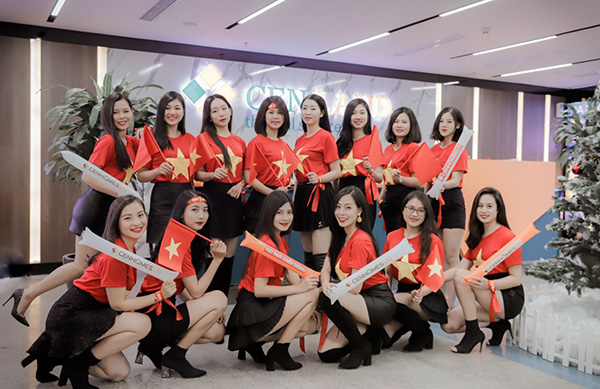 Dàn hot girl “nóng bỏng” tiếp lửa đội tuyển Việt Nam đêm chung kết AFF Cup 2018 - 1