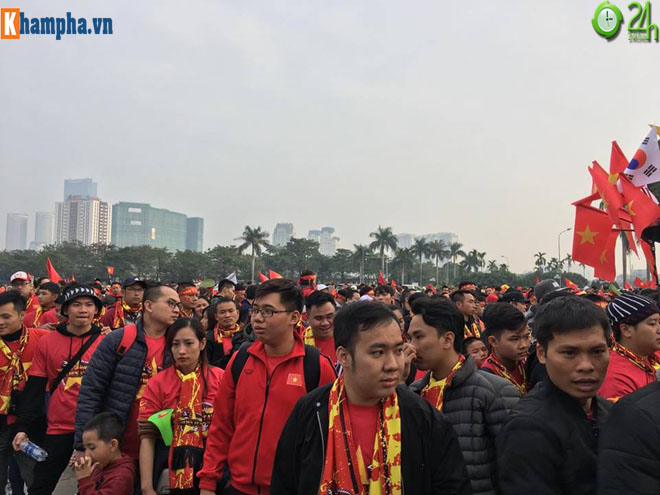 Nóng rực chung kết AFF Cup: Fan xếp hàng sớm 4 tiếng, Mỹ Đình chật như nêm - 3