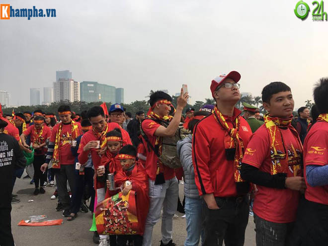 Nóng rực chung kết AFF Cup: Fan xếp hàng sớm 4 tiếng, Mỹ Đình chật như nêm - 4