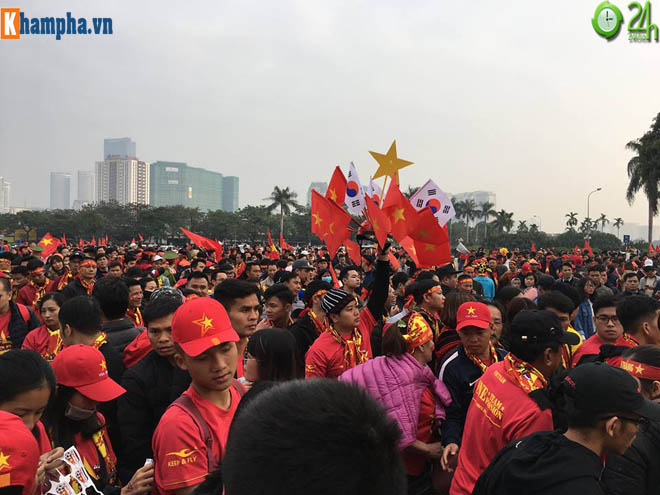 Nóng rực chung kết AFF Cup: Fan xếp hàng sớm 4 tiếng, Mỹ Đình chật như nêm - 2