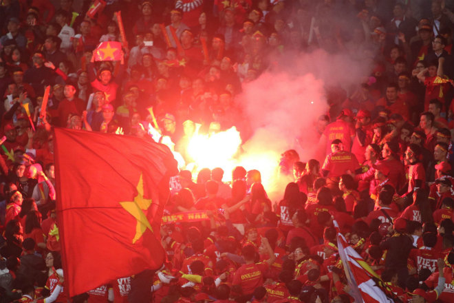 Fan Việt Nam ăn mừng vô địch AFF Cup: Niềm vui không thể tả - 1