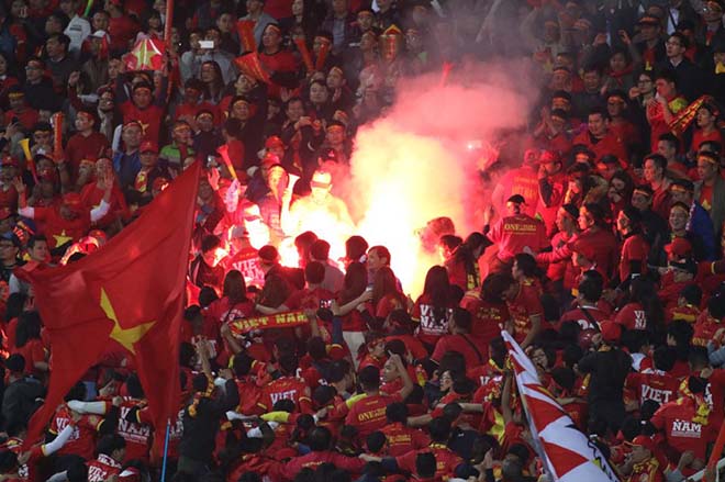 Triệu fan cổ vũ Việt Nam – Malaysia: Mỹ Đình bùng nổ - 1