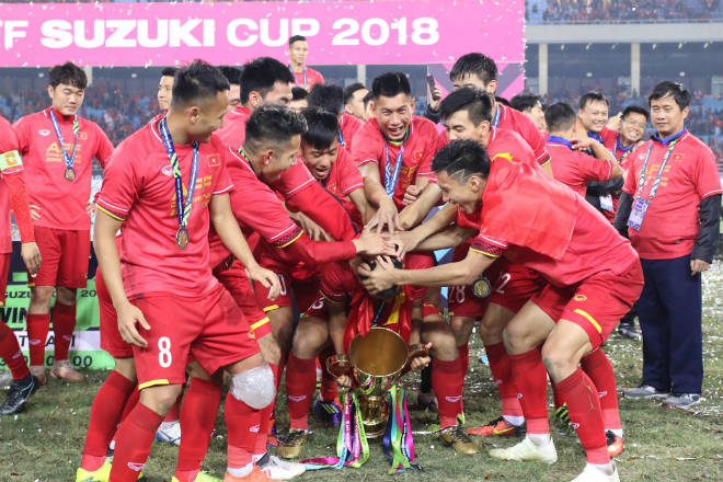 ĐT Việt Nam nâng cúp AFF Cup: Cột mốc lịch sử, thỏa nguyện 10 năm - 8