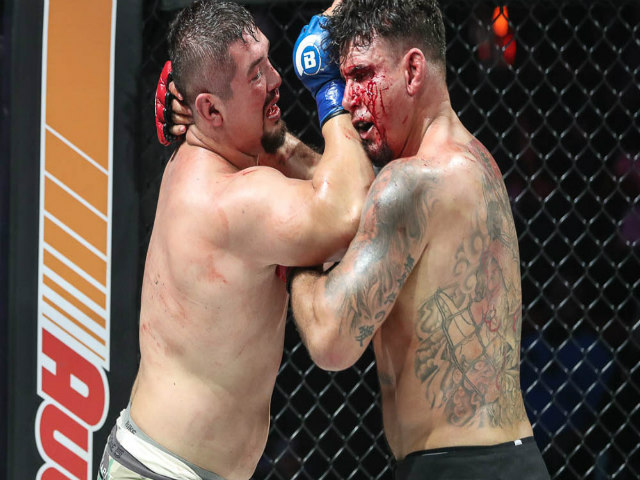 Kinh hoàng MMA: Gã béo ra đòn cuồng phong, đối thủ ”bay cả hàm”