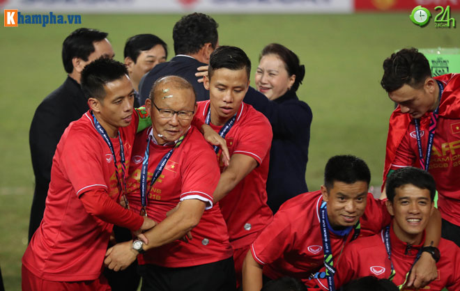 Thầy Park bật khóc trong niềm vui tột độ ĐT Việt Nam xưng vương AFF Cup - 10