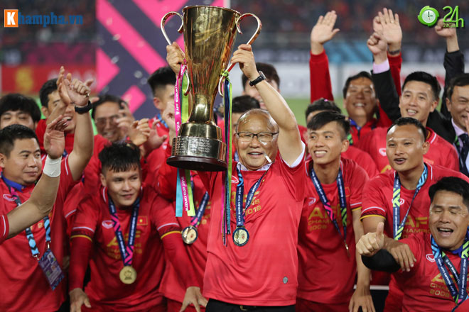 Thầy Park bật khóc trong niềm vui tột độ ĐT Việt Nam xưng vương AFF Cup - 12