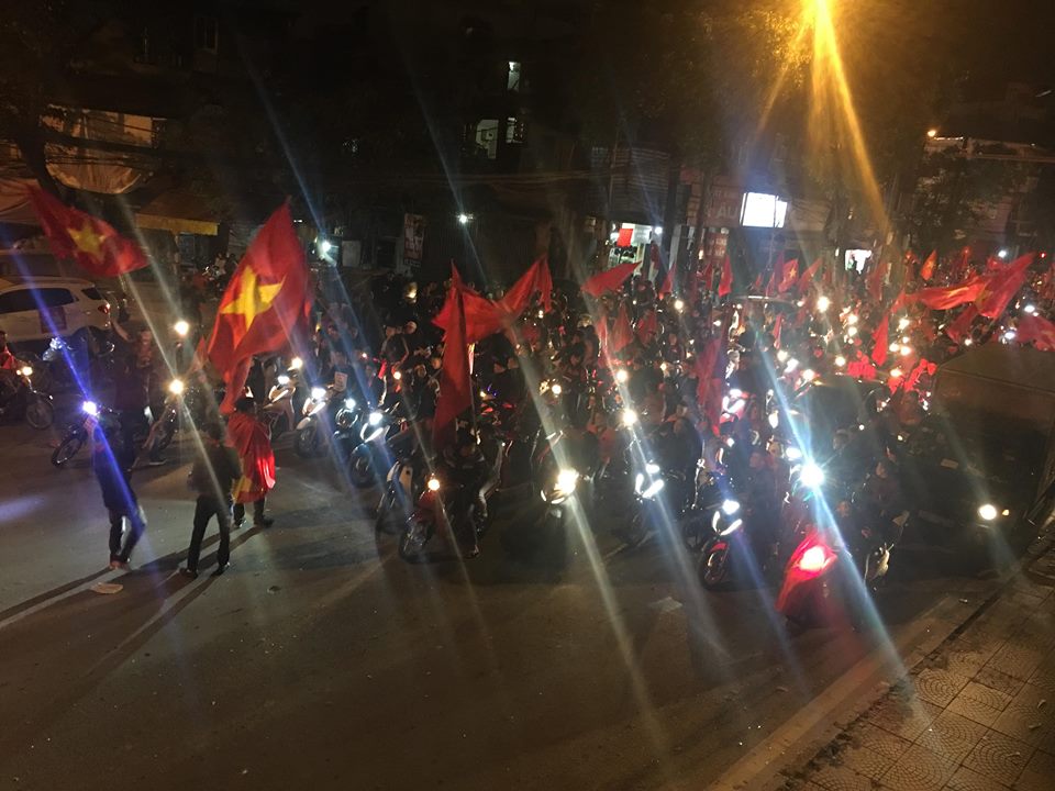 Triệu CĐV xuống đường đi “bão”: 10 năm chờ đợi, sung sướng tột đỉnh! - 1