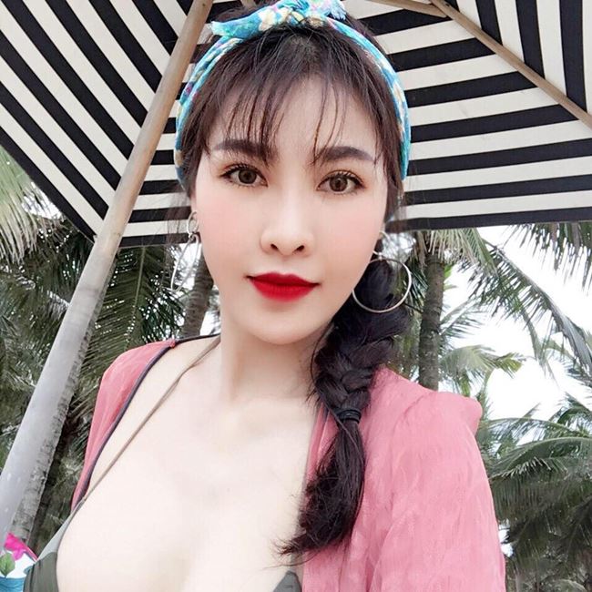 &#34;Sau năm lần chỉnh sửa, mũi của tôi rất tự nhiên nhưng phần đầu mũi lại hơi hếch. Theo phong thủy thì sẽ mất hết lộc. Hơn nữa tôi rất thích dáng mũi của Song Hye Kyo nên tôi quyết tâm sửa mũi cho đến bao giờ ưng ý mới thôi&#34;- người đẹp chia sẻ.