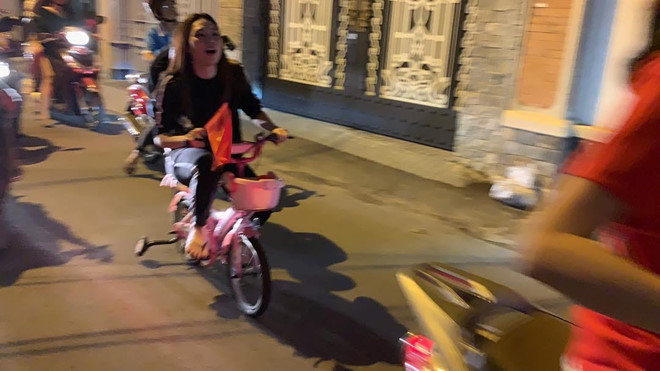 Bỏ siêu xe tiền tỷ ở nhà, đây là cách Cường Đô La và sao Việt đi &#34;bão&#34; - 1