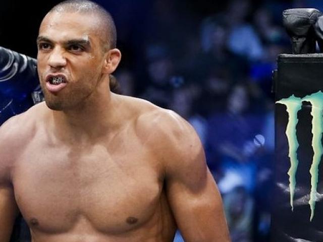 Kinh sợ UFC: Ăn đòn mềm người đến nỗi như ”xác không hồn”