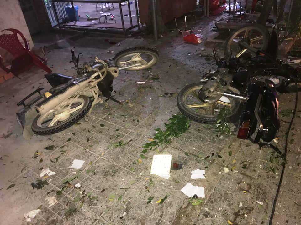 Xe khách lao vào bàn nhậu trên vỉa hè sau khi VN &#34;đoạt vàng&#34;, 2 người chết tức tưởi - 1