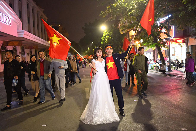 Cặp đôi Nghệ An vừa &#34;đi bão&#34; vừa chụp ảnh cưới mừng Việt Nam vô địch - 1