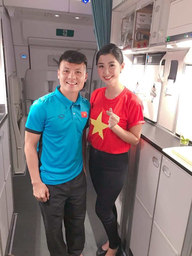 Người đẹp Phạm Ngọc Linh gây nhiều chú ý khi có mặt trên chuyến bay đón đội tuyển Việt Nam trở về từ Malaysia sau trận chung kết lượt đi tại AFF Cup 2018. Nữ tiếp viên hàng không lựa chọn áo cờ đỏ sao vàng trong chuyến bay đặc biệt này, thay vì mặc đồng phục của hãng như mọi lần.