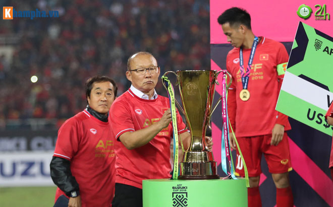 Thầy Park bật khóc trong niềm vui tột độ ĐT Việt Nam xưng vương AFF Cup - 8