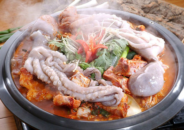 Quê hương HLV Park Hang-seo khoái ăn mực, bạch tuộc VN - 1