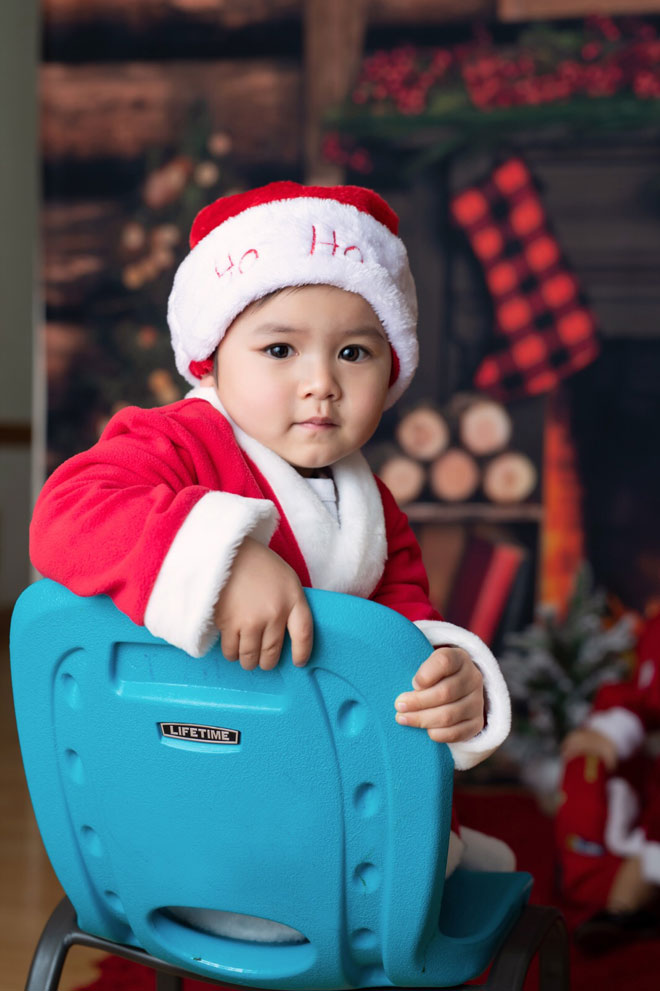 Con trai Đan Trường giúp mẹ trang trí cây thông Noel trong biệt thự triệu đô - 3