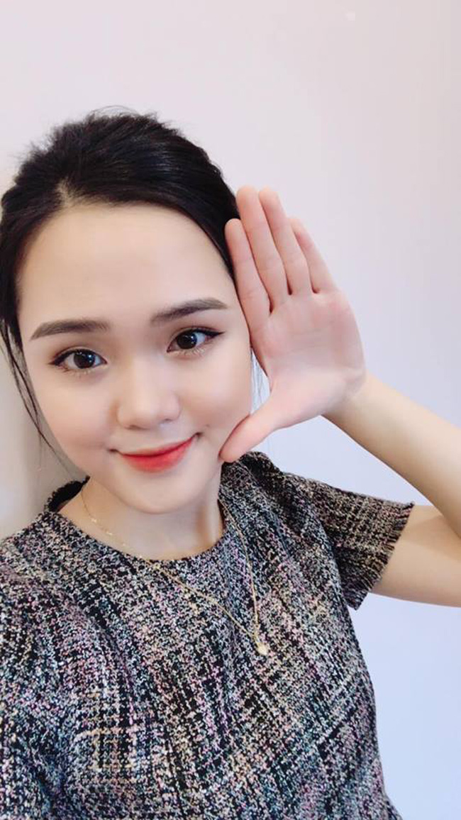 Còn Duy Mạnh thì tìm mọi cách làm quen với Quỳnh Anh qua Facebook. Gần 1 năm sau, anh đã &#34;cưa đổ&#34; cô em vợ xinh đẹp của Văn Quyết.&nbsp;