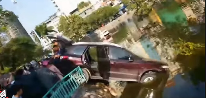 Hà Nội: Lái xe ôtô húc bay dải phân cách lao xuống hồ Trúc Bạch - 1