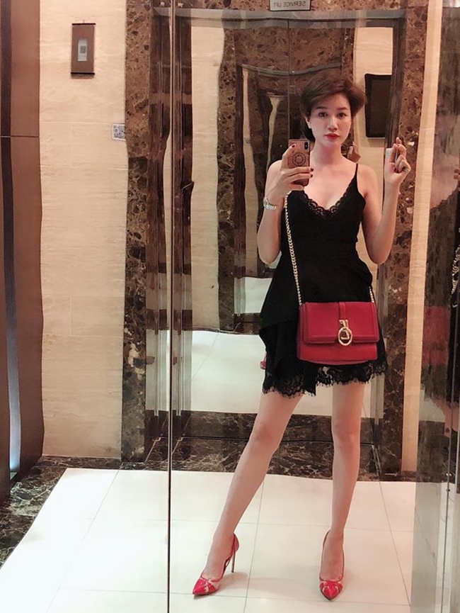 Dù không theo nghiệp người mẫu đã lâu song mỗi khi Trang Trần "lên đồ", cô nhận được vô số lời khen của người hâm mộ nhờ thần thái tự tin, phong cách chuyên nghiệp.