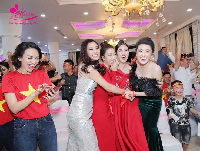 Hoa hậu, Á hậu Việt ôm chầm lấy nhau khi tuyển Việt Nam ghi bàn ở CK AFF Cup - 1