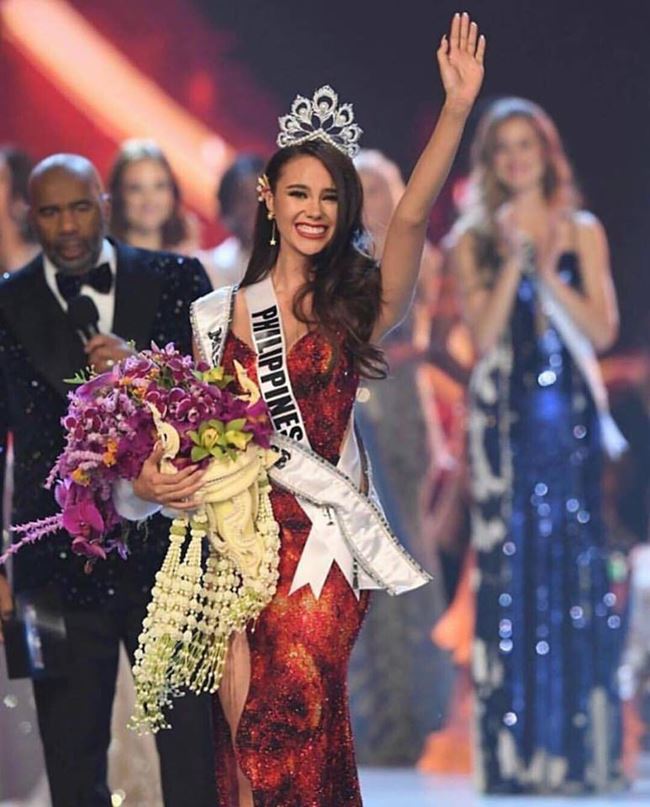 Nhan sắc lai đẹp rực rỡ của Tân Hoa hậu Hoàn vũ 2018 - Catriona Gray và loạt thành tích khủng trên hành trình đoạt vương miện thứ 3. Cô là mỹ nhân thứ 4 của đất nước Philippines giành vương miện Hoa hậu Hoàn vũ - đấu trường nhan sắc lớn nhất hành tinh.