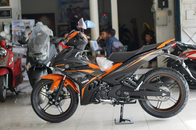 Vừa mới đây, Yamaha Indonesia (YIMM) đã chính thức phát hành phiên bản cập nhật của dòng xe côn tay 2019 Yamaha MX King 150 (còn gọi là Exciter 150 ở Việt Nam) ra thị trường nước này với một số màu sắc bắt mắt. Ảnh thực tế 2019 Yamaha MX King 150 bản màu cam ánh kim tại Indonesia.