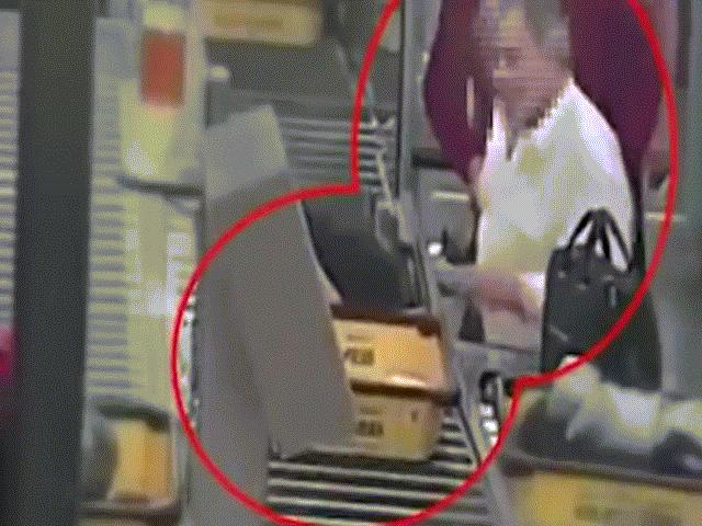 Khoảnh khắc tên trộm lấy cắp 9.000 USD trong tích tắc ở cửa an ninh sân bay