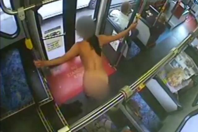 Gái trẻ khỏa thân nhảy sexy trên xe buýt gây choáng - 1
