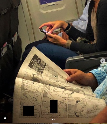 Đi máy bay, sốc khi thấy người ngồi cạnh đọc truyện tranh khiêu dâm - 1