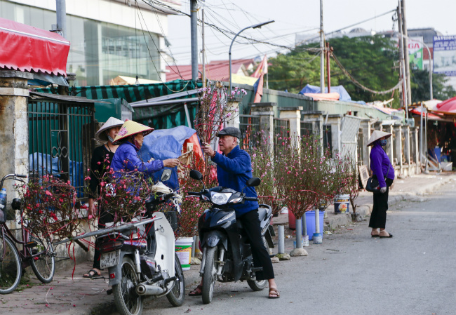 Anh Đặng Duy &#40;Cầu Giấy, Hà Nội&#41; cho biết: “Tôi mua 2 cành đào nhỏ với giá 300.000 đồng. Một cành để nhà chơi, một cành mang về bên ngoại biếu ông bà”.