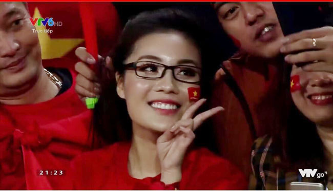 Xuất hiện trên khán đài sân cỏ cổ vũ tuyển Việt Nam đá chung kết AFF Cup 2018 ngay trên sân nhà, Âu Hà My - nữ giảng viên xinh đẹp lọt vào ống kính máy quay truyền hình. 