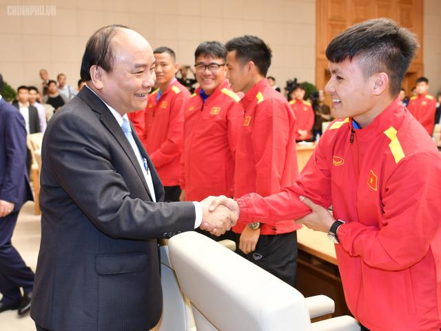 ĐT Việt Nam được trao Huân chương Lao động hạng Nhất, Quang Hải nhận thưởng đặc biệt