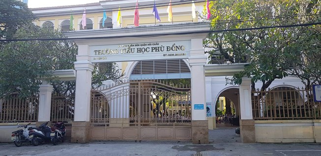 Rơi từ tầng 2 xuống đất, 1 học sinh tiểu học nguy kịch - 1