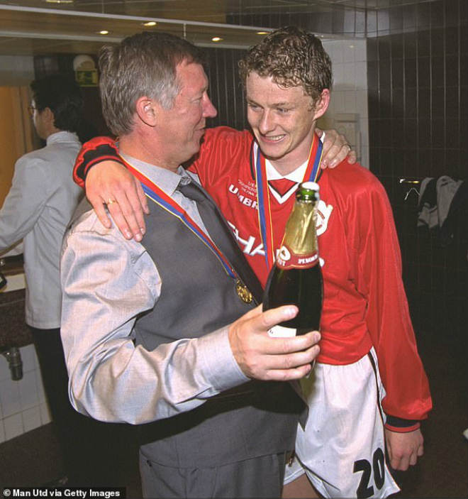 Solskjaer &#34;gây sốt&#34; ngày đầu ở MU: Hào khí Sir Alex, xua tan u ám Mourinho - 4