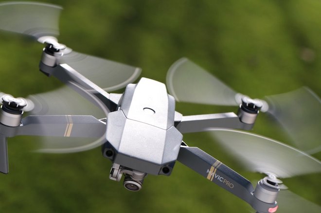 Sân bay lớn “tê liệt” vì drone, 100.000 hành khách bị ảnh hưởng - 1