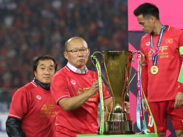Bí kíp độc thầy Park đưa Việt Nam lên đỉnh AFF Cup: Tự tin vì ”mù” tiếng Việt