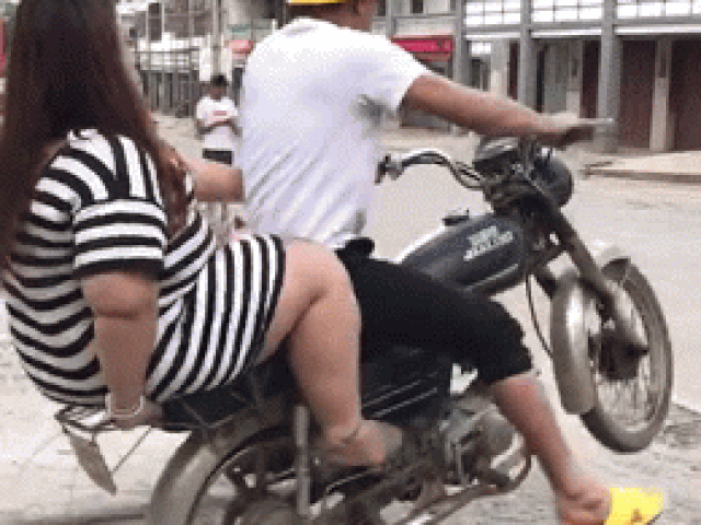 Video: Phì cười cảnh lái xe gầy chở bạn gái “quá béo” ngã ngửa ra sau