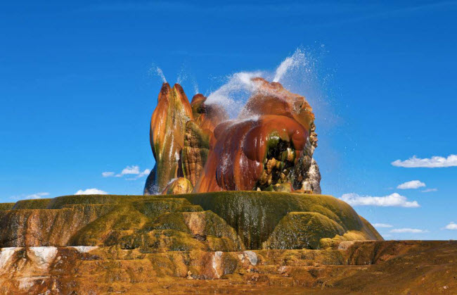 Fly Geyser – Washoe, Nevada, Mỹ: Mạch phun địa nhiệt này bất ngờ xuất hiện vào năm 1964 sau hoạt động khoan thăm dò của một công ty địa nhiệt. Khoáng chất tích tụ lâu ngày tạo thành 3 ụ lớn như ngày nay.