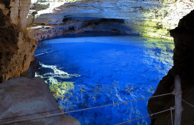 Enchanted Well – Brazil: Đây là một hồ bơi khổng lồ với độ sâu khoảng 41m với làn nước xanh ngắt. Bởi vậy, du khách có thể nhìn thấy những tảng đá và thân cây cổ đại ở phía dưới đáy hồ.