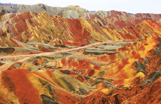 Công viên địa chất Trương Dịch Đan Hà – Cam Túc, Trung Quốc: Công viên địa chất bao gồm các dãy núi được hình thành nên từ nhiều lớp sa thạch đỏ và trầm tích ép vào nhau trong hơn 24 triệu năm.