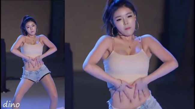 Mix&nbsp;với chiếc quần thần thánh&nbsp;đó thường là&nbsp;áo 2 dây,&nbsp;để tạo nên&nbsp;độ sexy tuyệt&nbsp;đối.