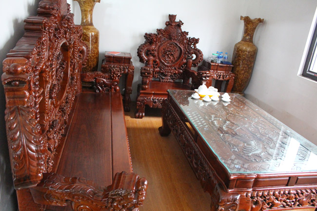 Bộ bàn ghế được làm bằng gỗ trắc nguyên khối gồm một bàn, một ghế đoản (ghế to và dài nhất trong bộ bàn ghế  - PV), bốn ghế nhỏ và hai đôn.