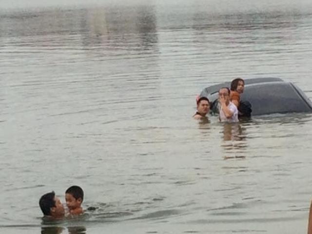 Người phụ nữ tập lái đâm vào 2 bé trai, xe ”bay” xuống hồ chìm nghỉm