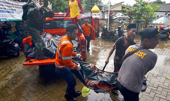 Ảnh sốc lạnh người về thảm họa sóng thần chết chóc ở Indonesia - 4