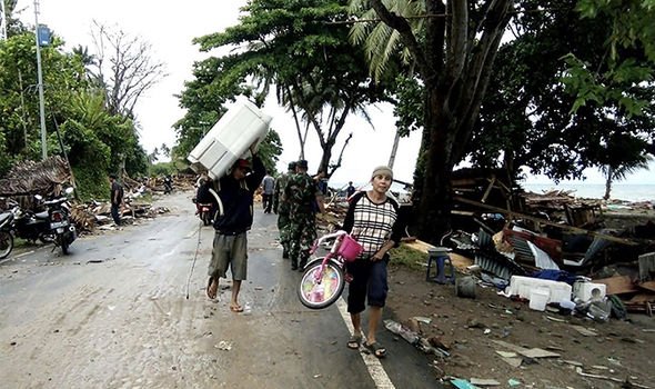 Ảnh sốc lạnh người về thảm họa sóng thần chết chóc ở Indonesia - 7