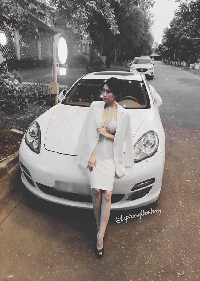 Hot girl phim "Nhật ký Vàng Anh" khoe dáng bên chiếc xế cưng. Số tiền mua xe được cô dành dụm, tích góp từ việc kinh doanh thời trang.