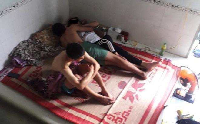 Câu chuyện hai chàng trai, một cô gái cùng nằm trên chiếc giường khiến nhiều người bức xúc - 1