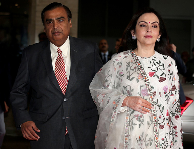 Mukesh Ambani kết hôn với Nita Ambani, người được Forbes gọi là &#34;Đệ nhất phu nhân giới kinh doanh Ấn Độ&#34; năm 2016. Nita là chủ tịch của Reliance Foundation, tổ chức từ thiện của công ty. Bà cũng tham gia vào các dự án kinh doanh trong lĩnh vực thể thao của công ty cũng như giúp đề ra chiến lược tiếp thị và thương hiệu cho Reliance Jio Infocomm, công ty con về mạng di động của tập đoàn Reliance